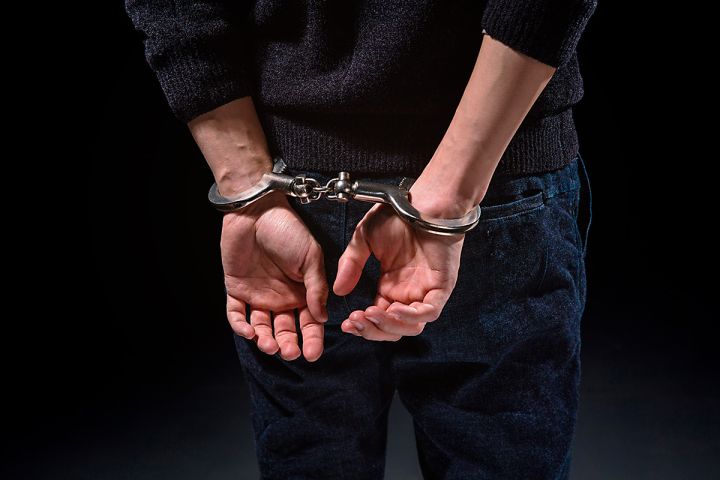 Хотел лёгких денег, но окажется в тюрьме: в ЛНР задержан 18-летний парень, обокравший пенсионерку на 1,5 млн руб.