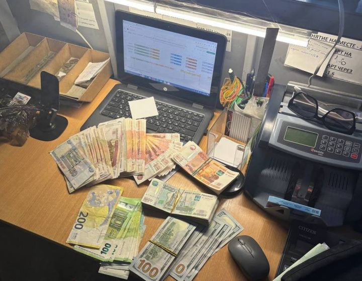В Луганске выявили незаконный пункт обмена валюта, где жителям давали фальшивые купюры