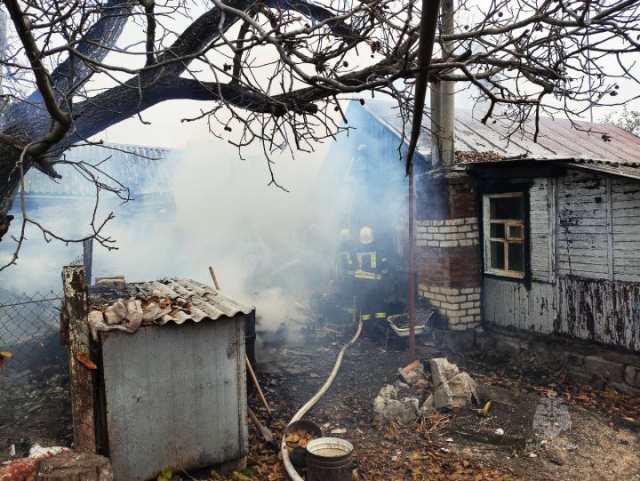 В ЛНР замыкание проводки привело к возгоранию: спасателям удалось отстоять жилой дом