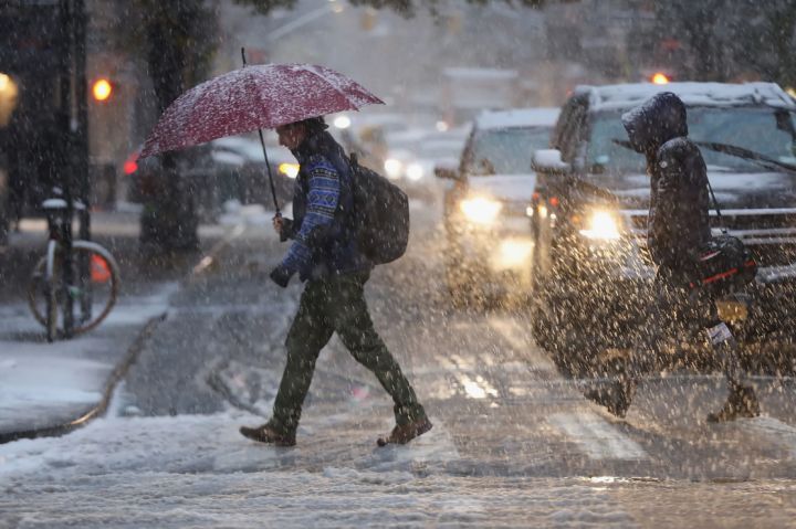 Внимание, жители! Автомобилистам ЛНР порекомендовали меньше выезжать на дороги из-за плохой погоды