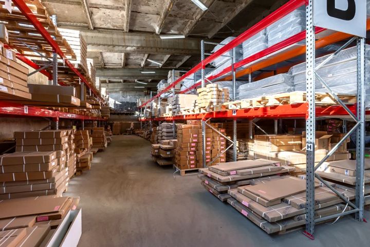 В ЛНР 16-летний подросток попал в реанимацию из-за нарушений правил безопасности: на него упали 300 кг продукции