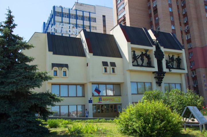 Устроили на работу родственника и получали за него ЗП: директора и главбуха луганского театра подозревают в растрате