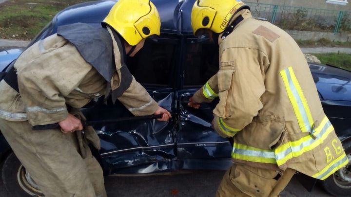 Жесткое ДТП произошло в Луганске: молодую девушку-водителя из искорёженного металла доставали спасатели