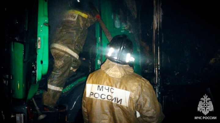 В Краснодонском районе на трассе фура с бытовой техникой сгорела почти дотла: уничтожено два прицепа