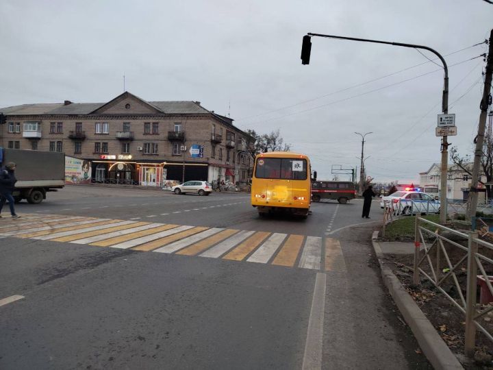 Водитель школьного автобуса насмерть сбил пенсионерку в одном из городов ЛНР