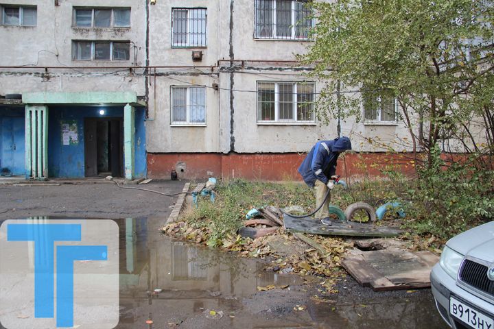 Ситуация с «запашком»: как в Свердловске дети пробираются в школу через озеро нечистот