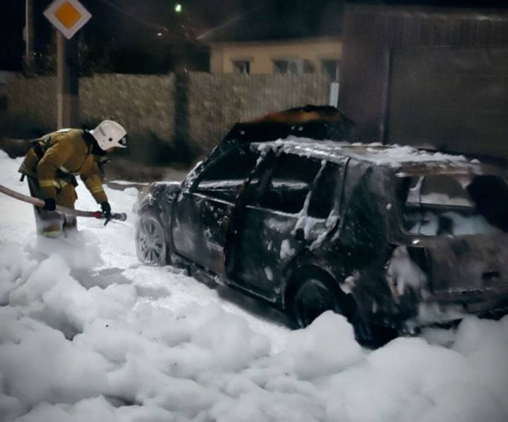 В одном из городов ЛНР сгорел автомобиль, едва не задевший жилой дом: водитель и трое пассажиров спаслись