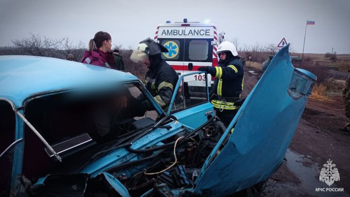 Спасатели МЧС ЛНР помогли деблокировать из авто мужчину, который столкнулся со стелой на въезде в город