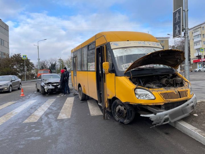 В Луганске столкнулись маршрутка и машина: пострадал ребёнок