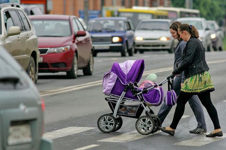 Жительница ЛНР из мести мужу попыталась убить свою маленькую дочь, толкнув коляску под машину