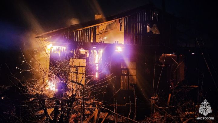 В одном из городов ЛНР пожар лишил дома сразу несколько семей: для тушения понадобилось почти 7 часов