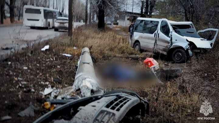 Врезался в столб, оказался зажат в авто и погиб на месте: в ЛНР произошло смертельное ДТП