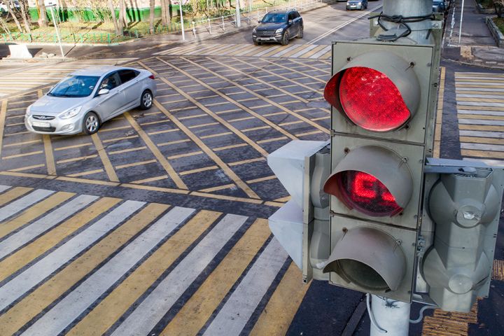 Борьба с ДТП начата: в ЛНР привлекли проехавшего на «красный» водителя, попавшегося на регистратор