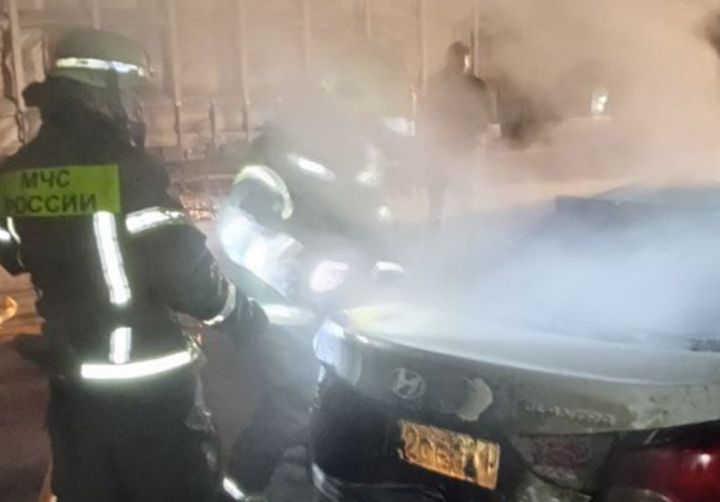 Загорелось прямо посреди города: спасатели тушили в ЛНР горящее авто