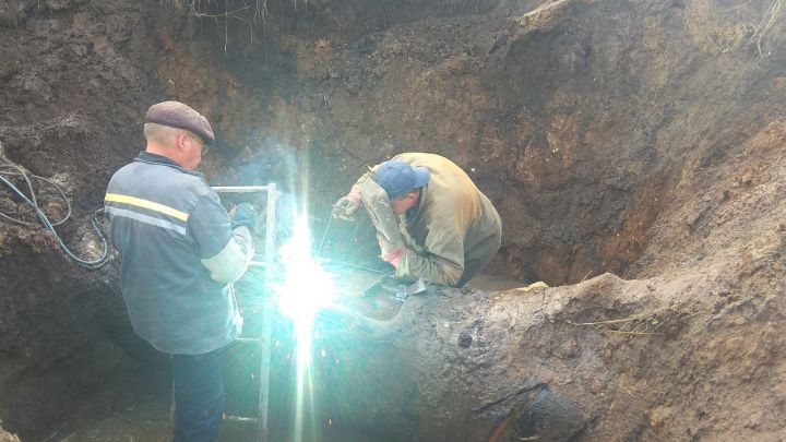 Четвёртая авария на водоводе: жители Свердловска и ряда посёлков уже почти неделю сидят без воды