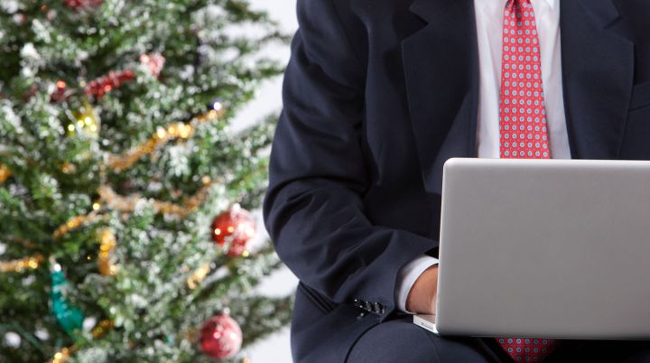 Жителям ЛНР напомнили, что работа в новогодние праздники должна оплачиваться вдвойне