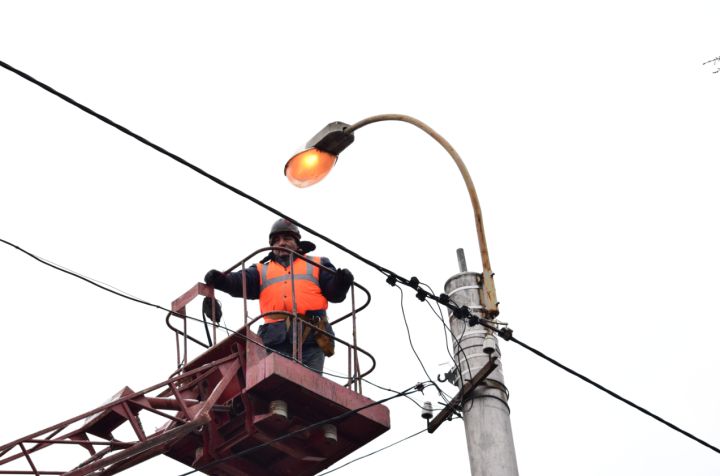 Часть ЛНР осталась без света из-за непогоды: от наледи и снега деревья падали на провода