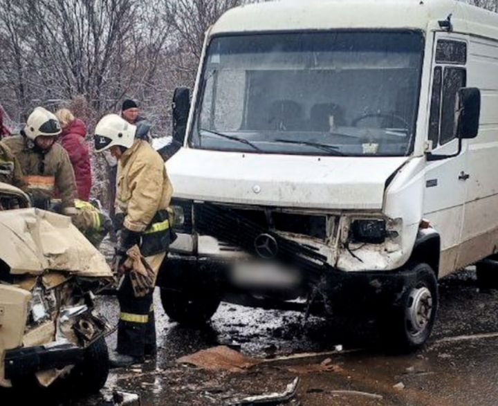 Легковушка - всмятку: МЧС ЛНР оказали помощь по деблокировке водителя после серьёзного ДТП в Брянке