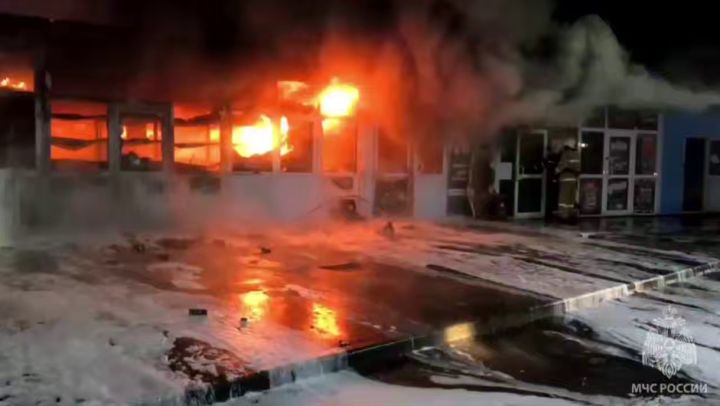 Масштабный пожар произошёл на рынке в столице ЛНР