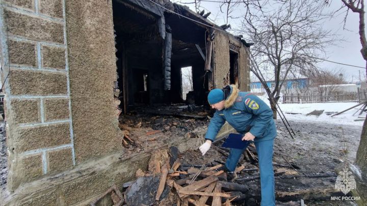 Обычная сигарета убила жителя ЛНР и уничтожила его жильё: МЧС рассказало подробности пожара