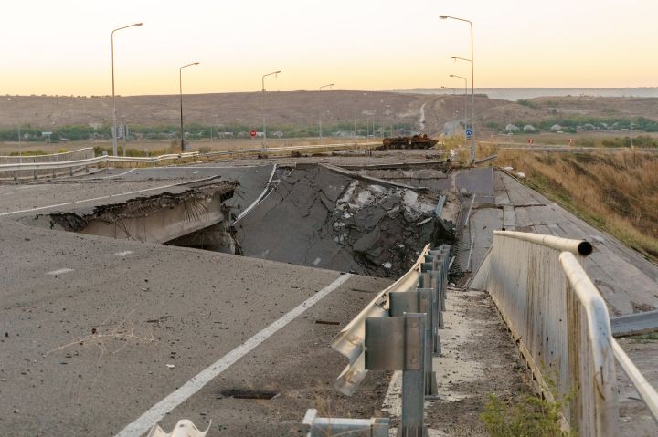 В Луганске для движения открыли мост, который стоял разрушен почти десять лет