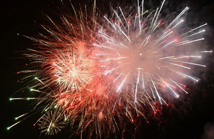 Теперь официально: в ЛНР запретили взрывать салюты и петарды