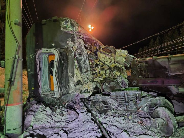 При столкновении поездов в Мурманской области погибла луганчанка: её зажало в вагоне
