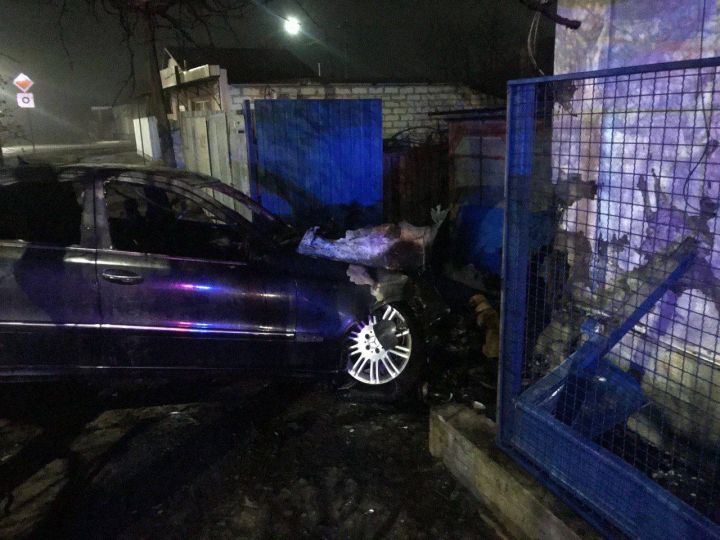 Протаранил забор и спровоцировал пожар: пьяный житель ЛНР едва не погиб в горящем авто
