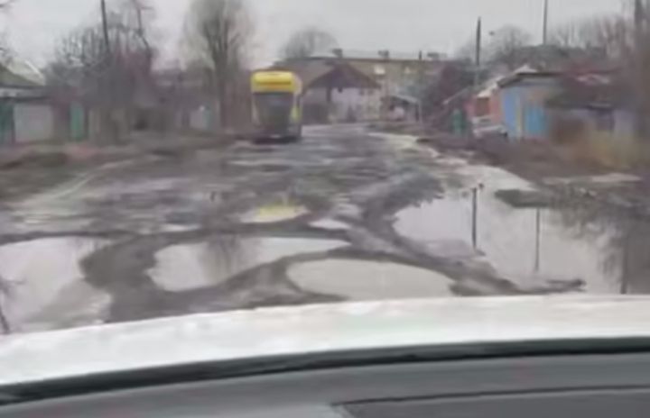 В Луганске одна из маршруток отклонилась от установленного маршрута, причина - ужасное состояние дороги