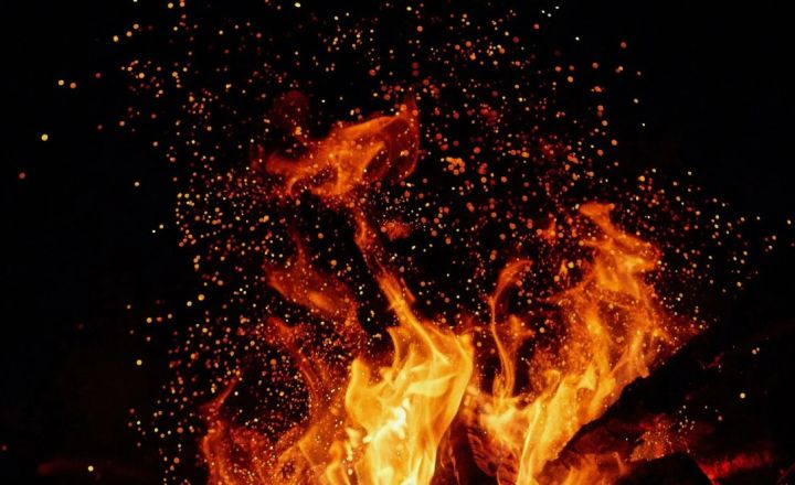 Спасатели МЧС ликвидировали крупный пожар на одном из частных подворий