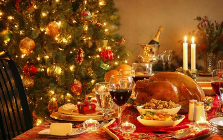 Птица, зелень и канапе: что обязательно должно быть на новогоднем столе в 2024 году?