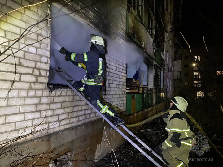 Пожары не иссякают: огнеборцам ЛНР удалось спасти от смерти в огне двух человек