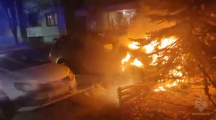 В Луганске поздно вечером 5 января сгорел автомобиль