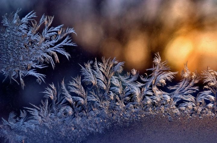 Налипание снега на проводах и мороз: погода в ЛНР на Рождество