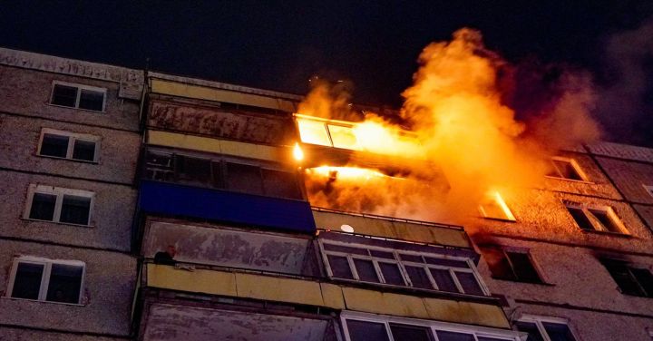 В Сочельник в одном из городов ЛНР горела многоэтажка: спасатели вызволили из огня мужчину