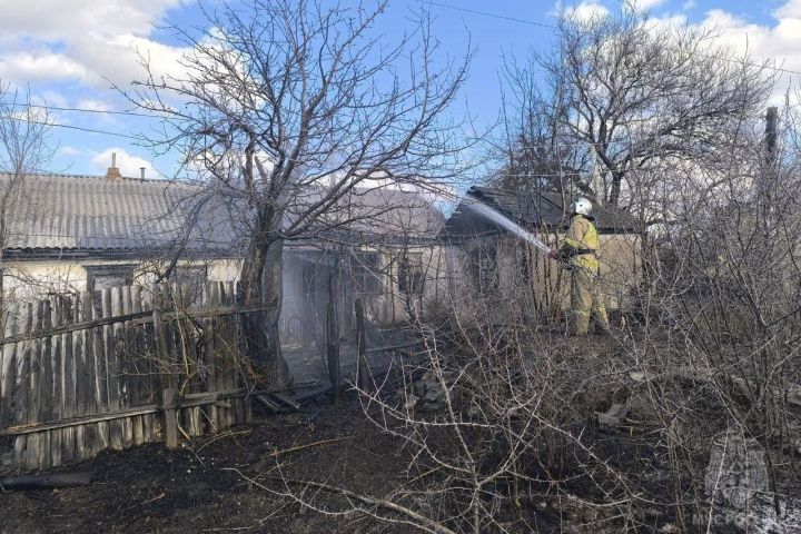 Сгорели крыльцо дома и сарай: свердловчанка решила сжечь мусор на улице в ветреную погоду