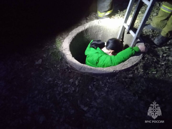 Спасатели ЛНР достали из колодца двух подростков: они хотели достать телефон, но оказались в ловушке