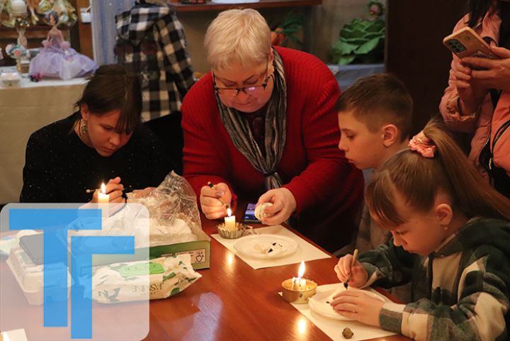 В Свердловском ДК прошёл писанковый флешмоб
