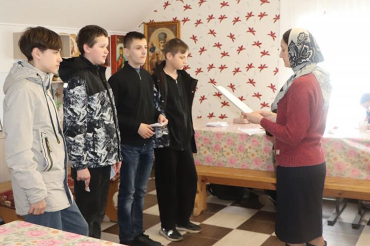 Как изучают основы христианского вероучения в воскресной школе Суходольска