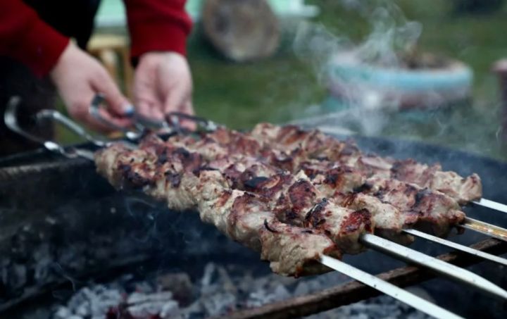 Без жира, не тот размер и хвоя: пять ошибок, которые могут «убить» ваш шашлык