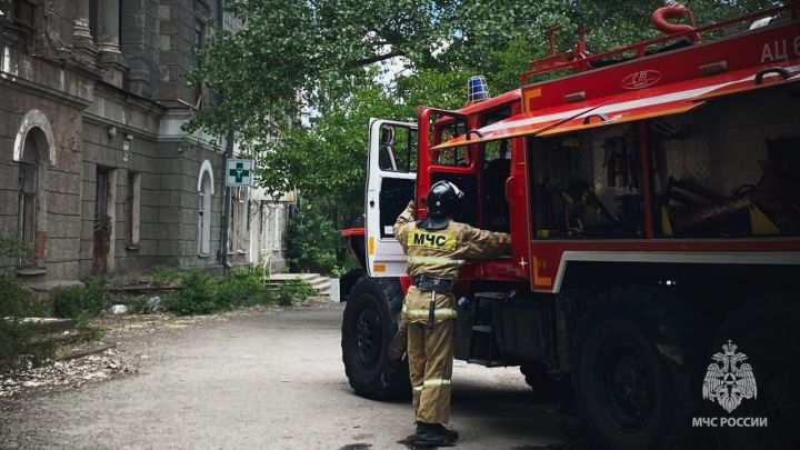 В «старом городе» Луганска горело здание бывшей конфетной фабрики