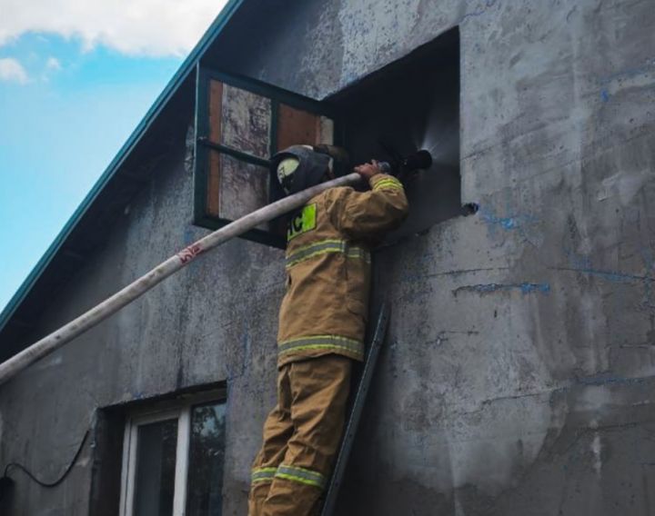 Хотел починить крышу и едва не лишился дома: житель ЛНР спровоцировал пожар в крыше дома