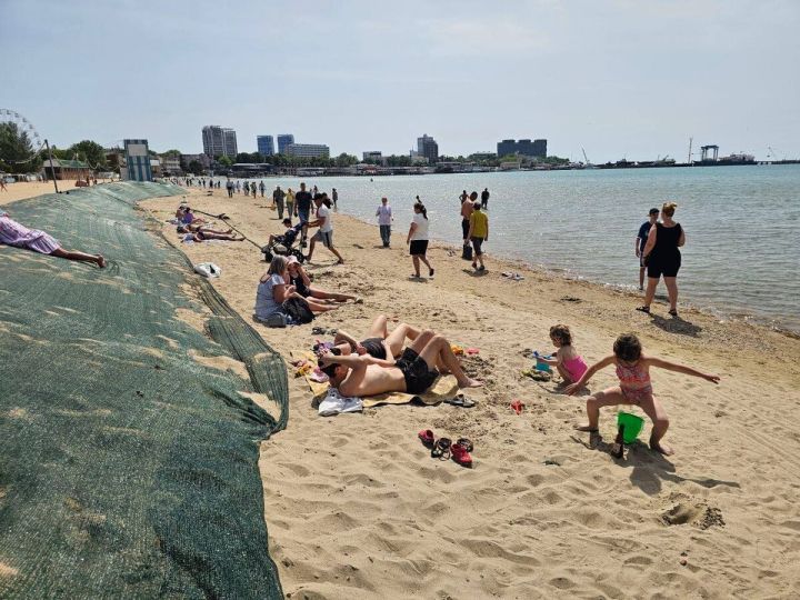 Мазут не помеха: пляжи Анапы заполнены отдыхающими, несмотря на запрет Роспотребнадзора