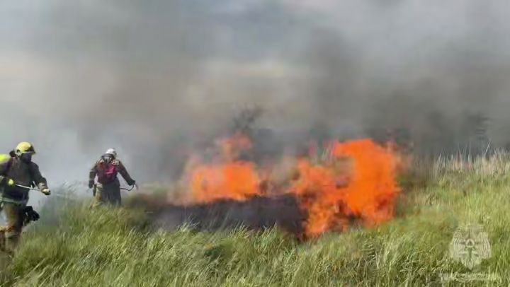 В Луганске полыхает сильный пожар: из-за ветра ликвидировать возгорание не удаётся