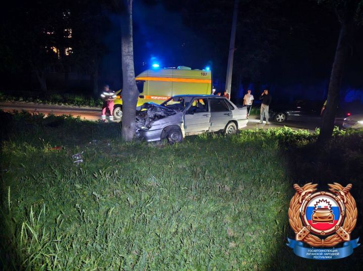 Очередное ДТП с несовершеннолетними произошло в Луганске: авто столкнулось с деревом, есть пострадавшие