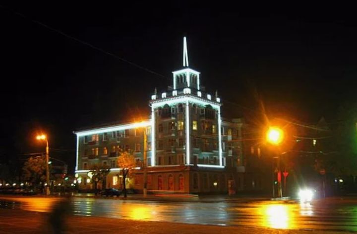 Две девушки устроили развратные танцы на крыше авто в центре Луганска: полиция их ищет