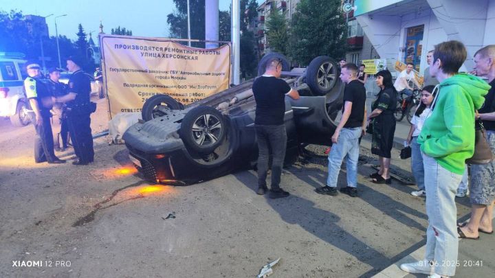 Серьёзное ДТП произошло в Луганске возле «Руси»: одно из авто перевернулось после столкновения