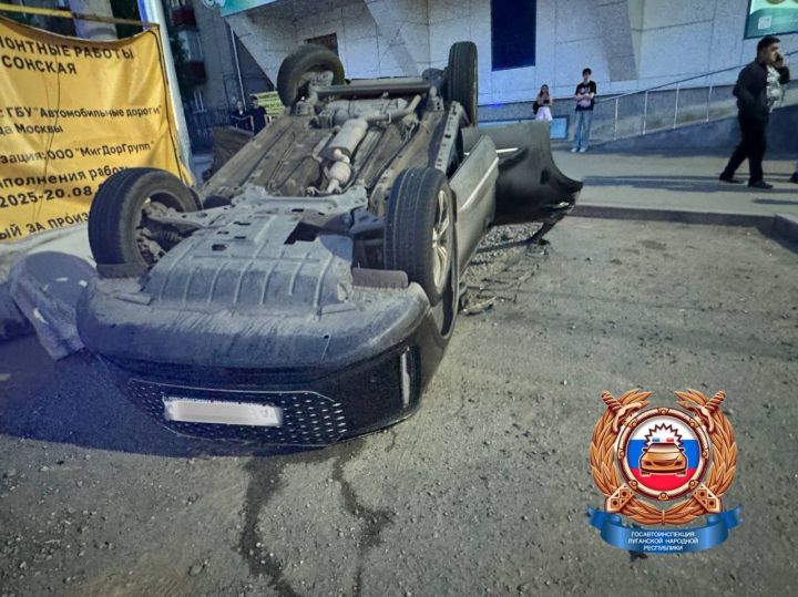 Перевёрнутое авто и четверо пострадавших: стали известны подробности ДТП в Луганске у «Руси»