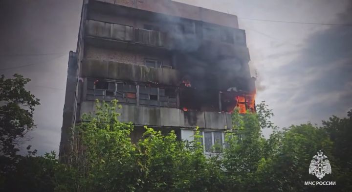 Брошенный окурок испепелил три балкона в многоэтажке одного из городов ЛНР