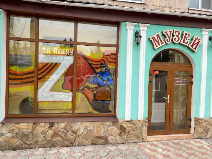 Жители ЛНР рисуют легендарную бабушку с флагом СССР на зданиях городов